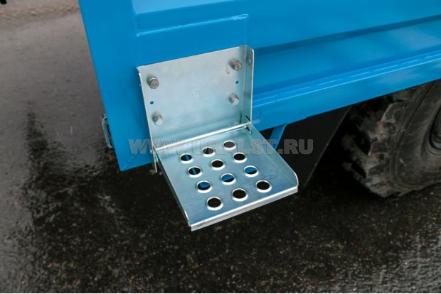 Ступенька для подъема на бортовую платформу