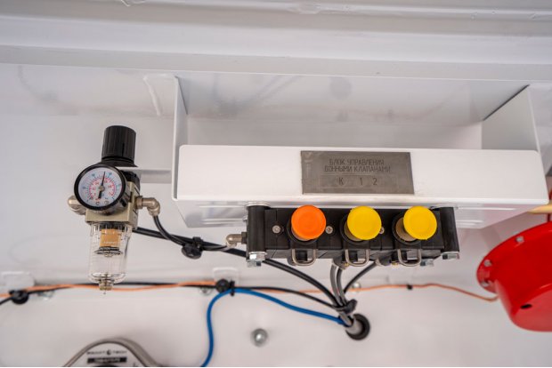 Блок пневмоуправления донными клапанами, фильтр осушитель с манометром