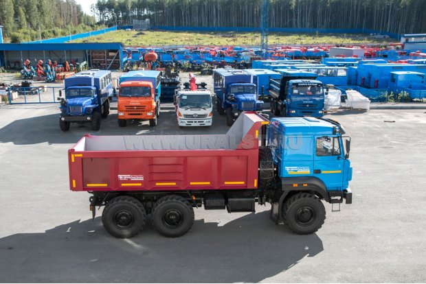 Автомобиль самосвал Урал 55571 с задним бортом