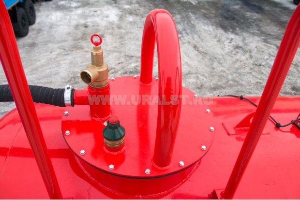 Ревизионный люк цистерны