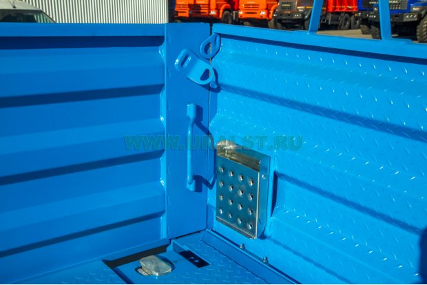 Складная ступень и ручка на заднем борту