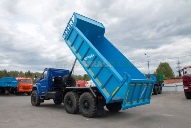 Самосвал Урал NEXT