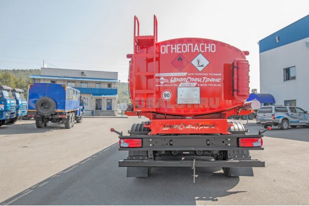 Лестница для подъема на площадку обслуживания цистерны