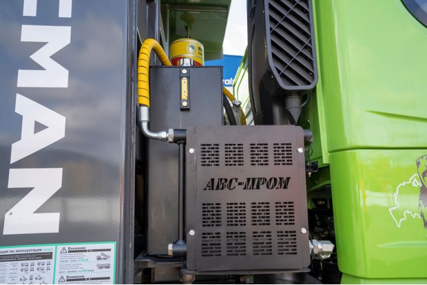 Бак гидросистемы и электровентилятор охлаждения гидросистемы ВМКД