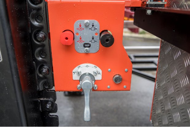 Краны управления стояночным тормозом и подвеской полуприцепа