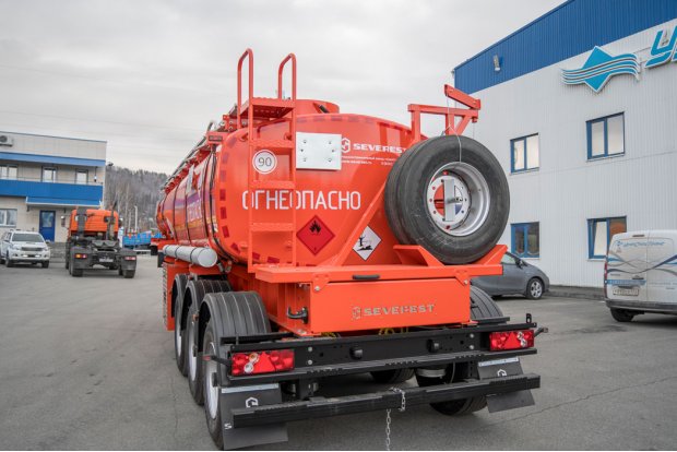 Лестница для подъема на площадку обслуживания цистерны