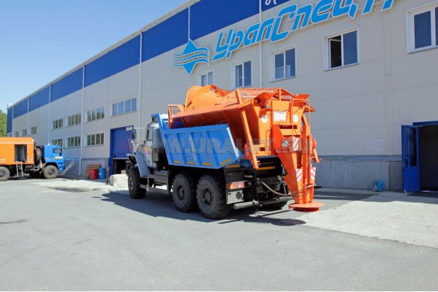 ВМКД-15 c пескоразбрасывателем и передним скоростным отвалом