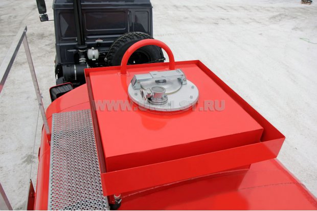 Заливная горловина цистерны. Экологический короб