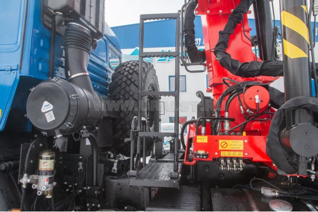 Лестница к колонне КМУ