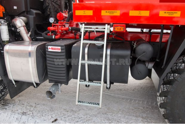 Выдвижная лестница на площадку обслуживания цистерны