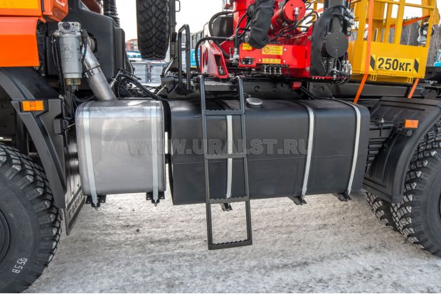 Лестница на площадку обслуживая КМУ