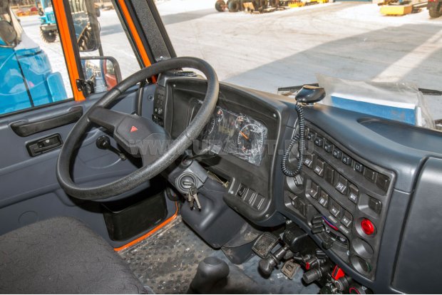 Приборная панель в кабине водителя