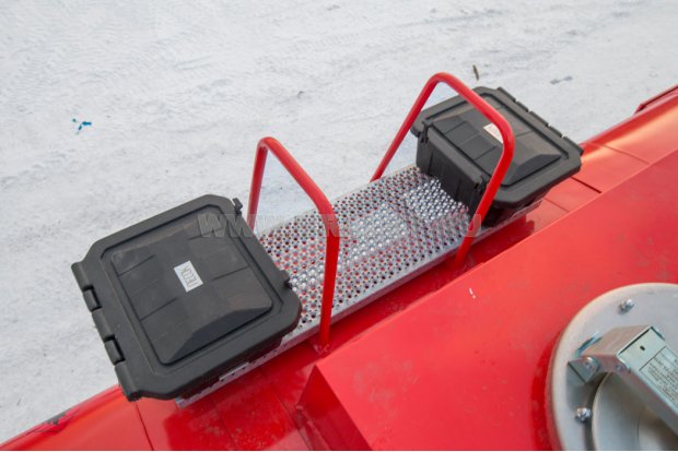 Площадка обслуживания цистерны и ящики для песка и кошмы