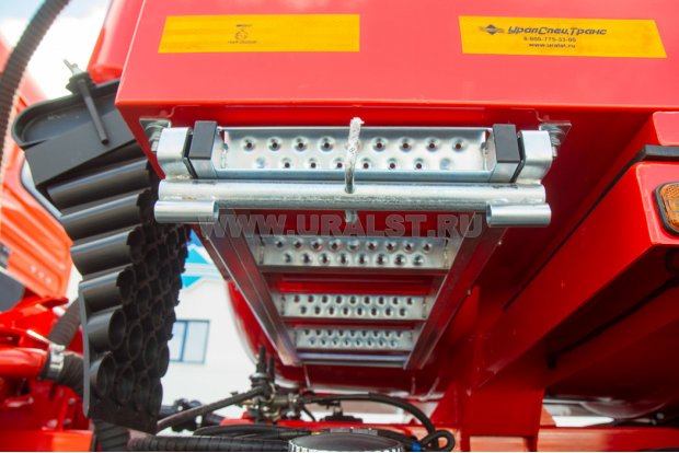 Выдвижная лестница в транспортном положении