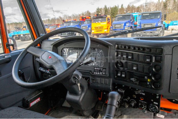 Приборная панель в кабине водителя