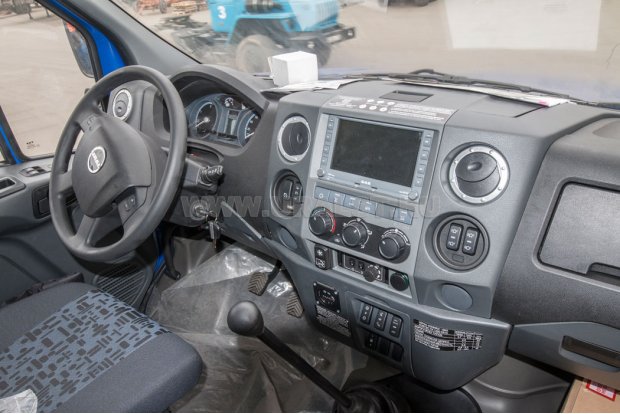 Приборная панель в кабине водителя