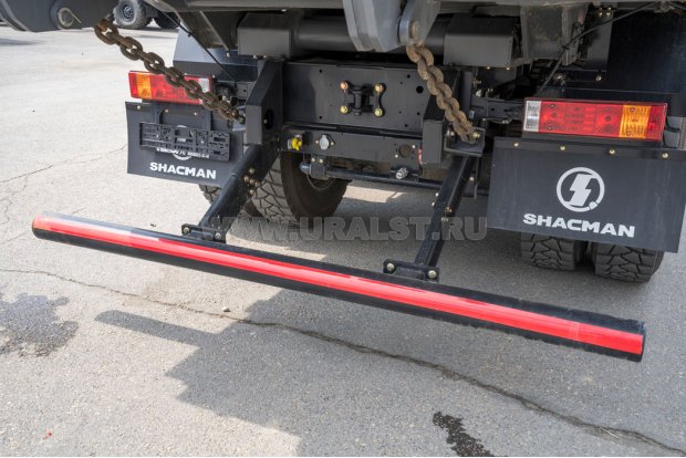 Заднее защитное устройство