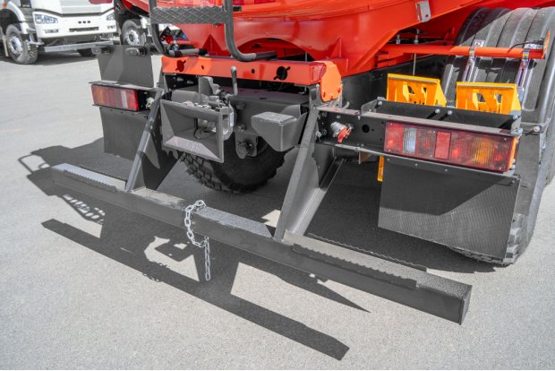 Заднее защитное устройство