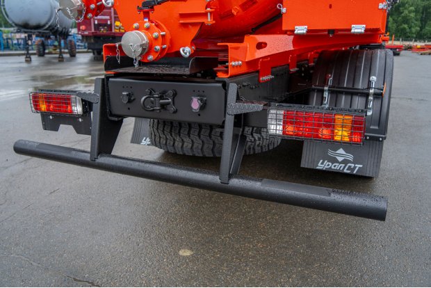 Заднее защитное устройство