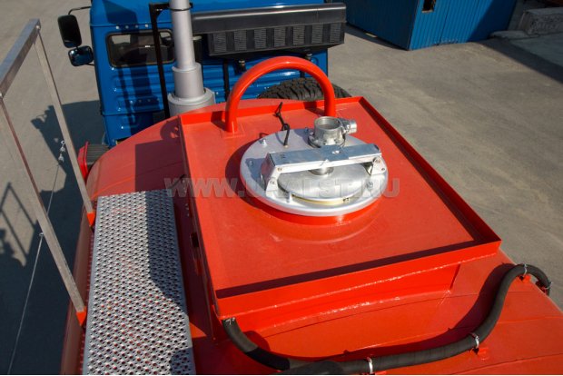 Заливная горловина цистерны