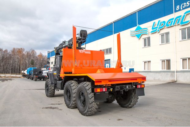 Лесовозный тягач Урал с манипулятором ОМТЛ-70-02