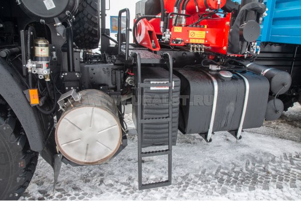 Лестница к колонне КМУ