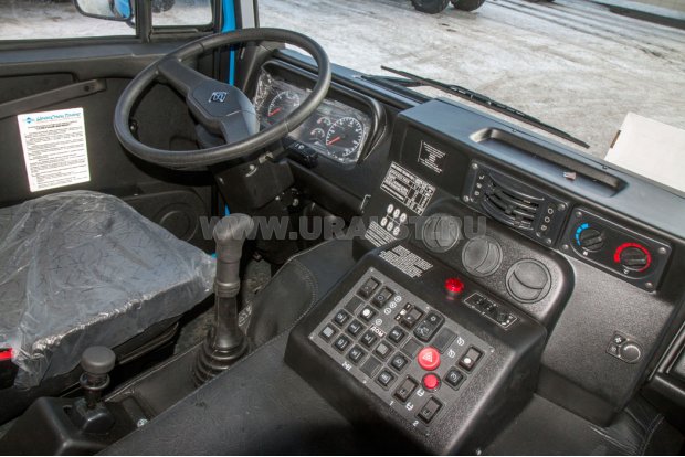 Приборная панель в кабине водителя