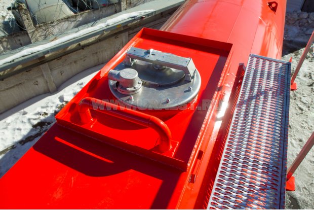 Заливная горловина цистерны