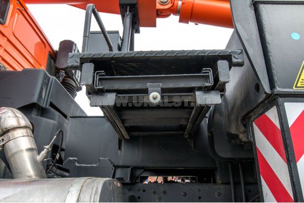 Лестница для подъема на площадку крановой установки в транспортном положении