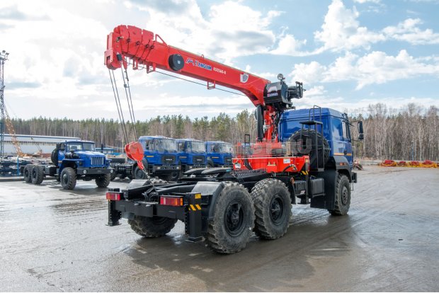 Седельный тягач с КМУ KS-1256G-II УСТ 5453 Урал 44202-82Е5