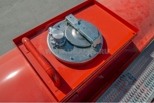 Заливная горловина цистерны