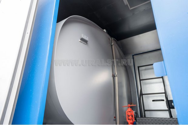  Цистерна для воды с уровнемером