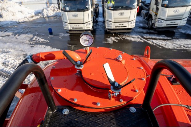 Крышка емкости с люком для верхнего налива