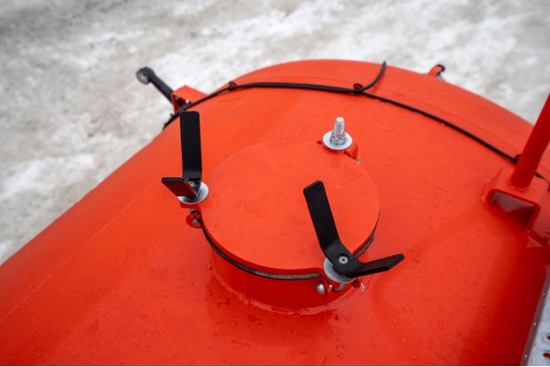 Дополнительный люк для верхнего налива