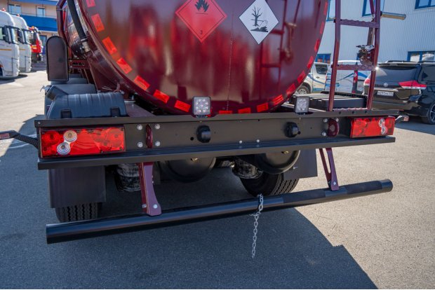 Заднее защитное устройство