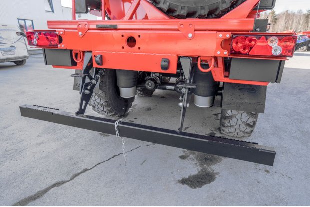 Заднее защитное устройство