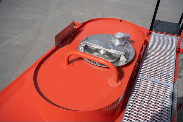 Заливная горловина цистерны