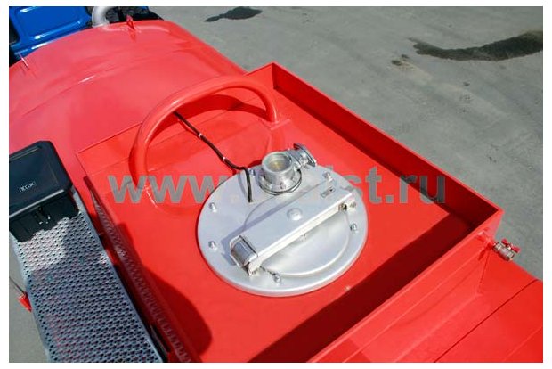 Заливная горловина цистерны