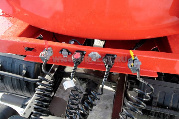 Разъемы для соединения электросистемы и пневмосистемы полуприцепа и тягача