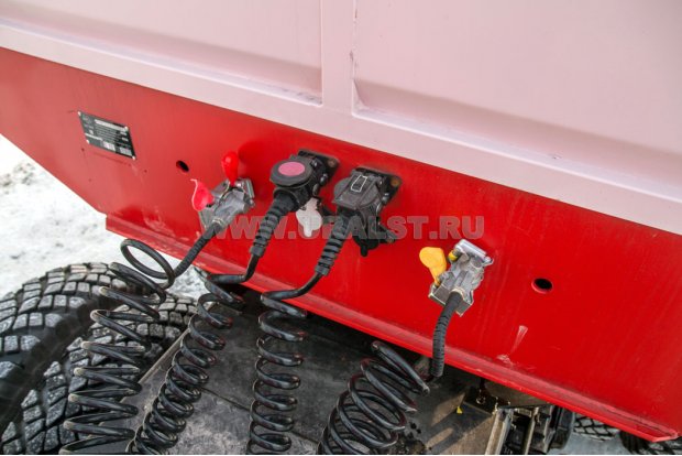 Разъемы для соединения электросистемы и пневмосистемы полуприцепа и тягача