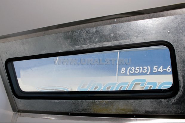 Окна на скосах фургона