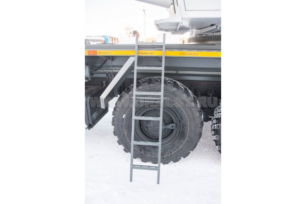 Лестница для подъема на площадку крановой установки