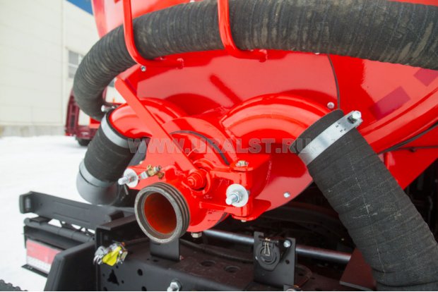 Приемный лючок с обогревом сливного крана выхлопными газами