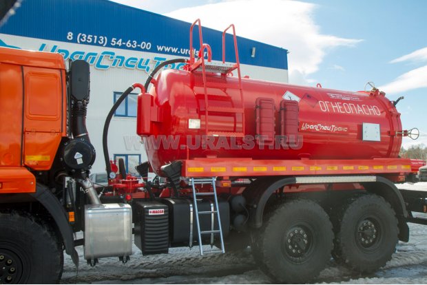 Лестница на площадку обслуживания