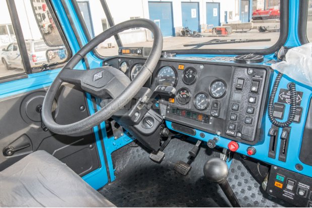 Приборная панель в кабине водителя