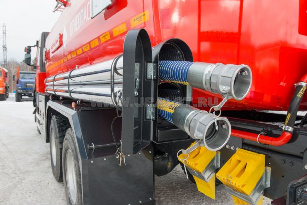 Пенал напорно-всасывающих рукавов, напорно-всасывающие рукава, противооткатные башмаки