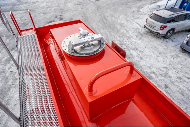 Заливная горловина цистерны