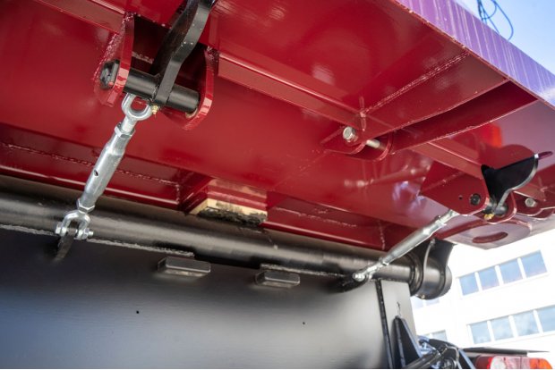 Запорный механизм заднего борта