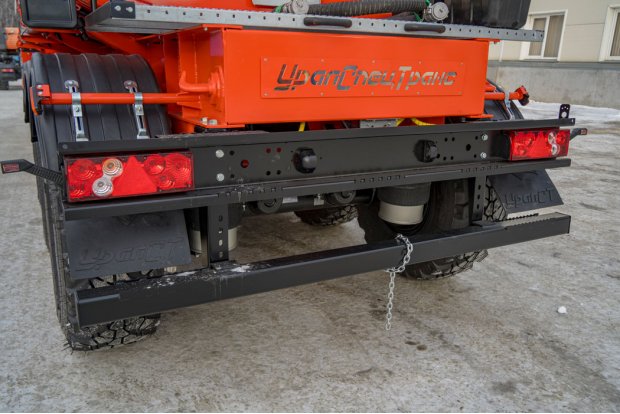 Заднее защитное устройство