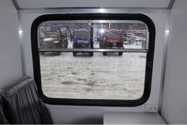 Окно с форточкой пассажирского отсека АРОК